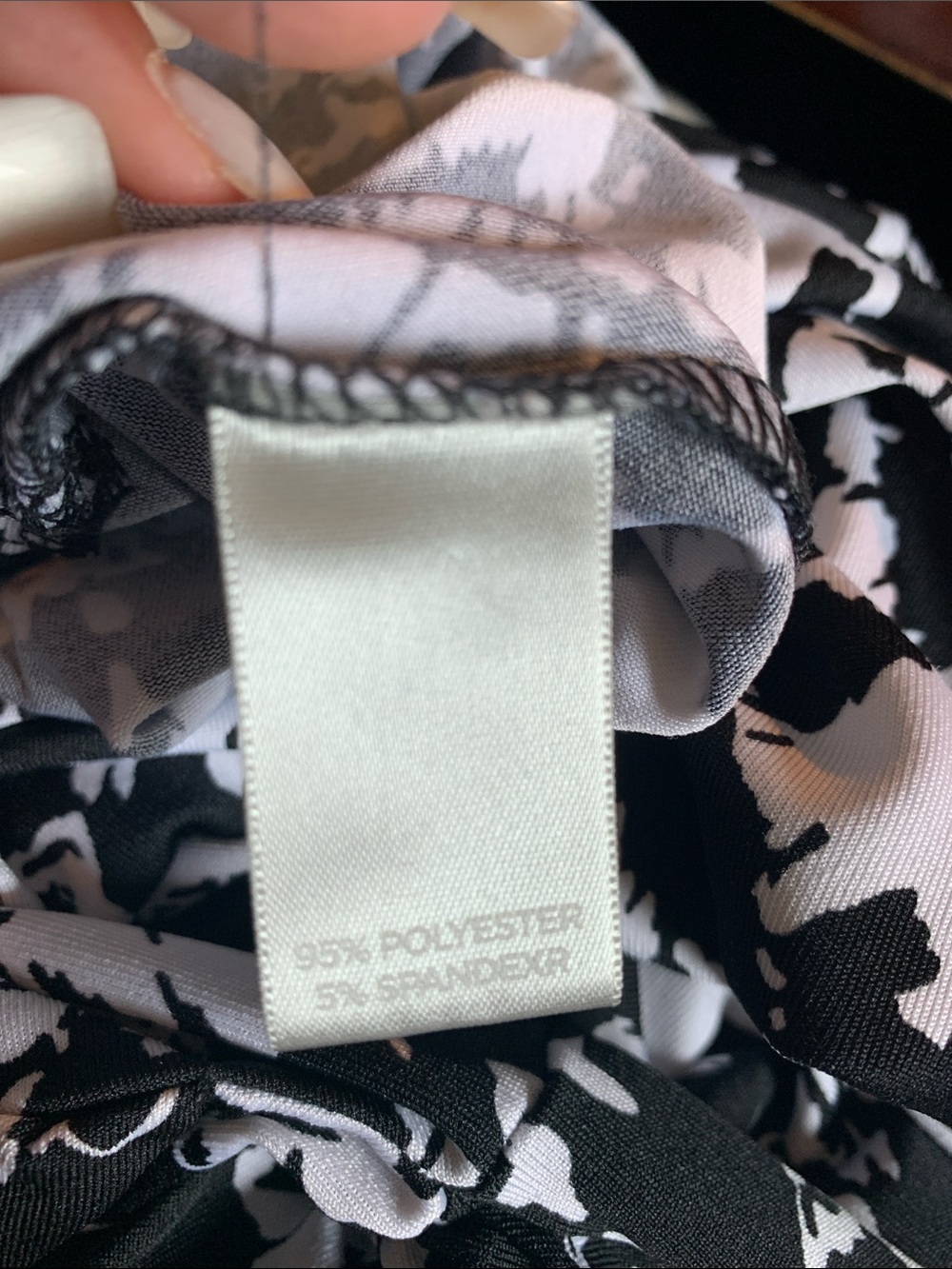 Avenue Studio Black and White Abstract Print V-Neck Top - Picture 9 of 10